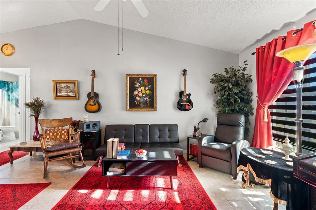 Active With Contract: $279,900 (3 beds, 2 baths, 1365 Square Feet)