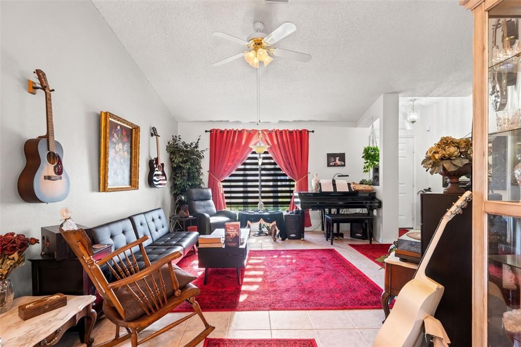 Active With Contract: $279,900 (3 beds, 2 baths, 1365 Square Feet)