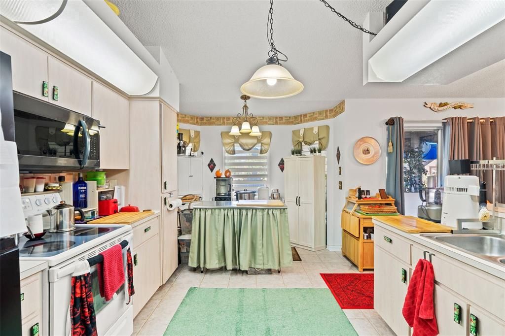 Active With Contract: $279,900 (3 beds, 2 baths, 1365 Square Feet)