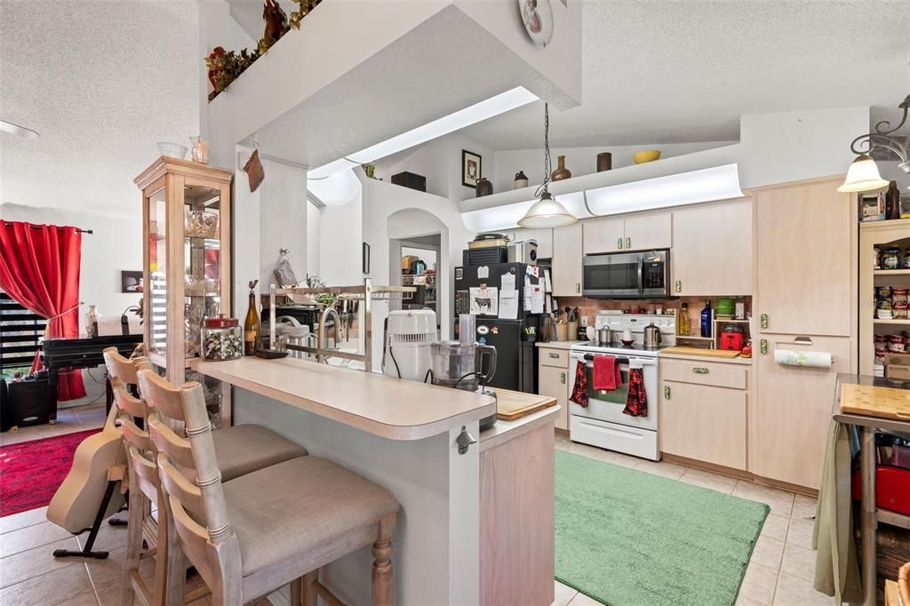 Active With Contract: $279,900 (3 beds, 2 baths, 1365 Square Feet)