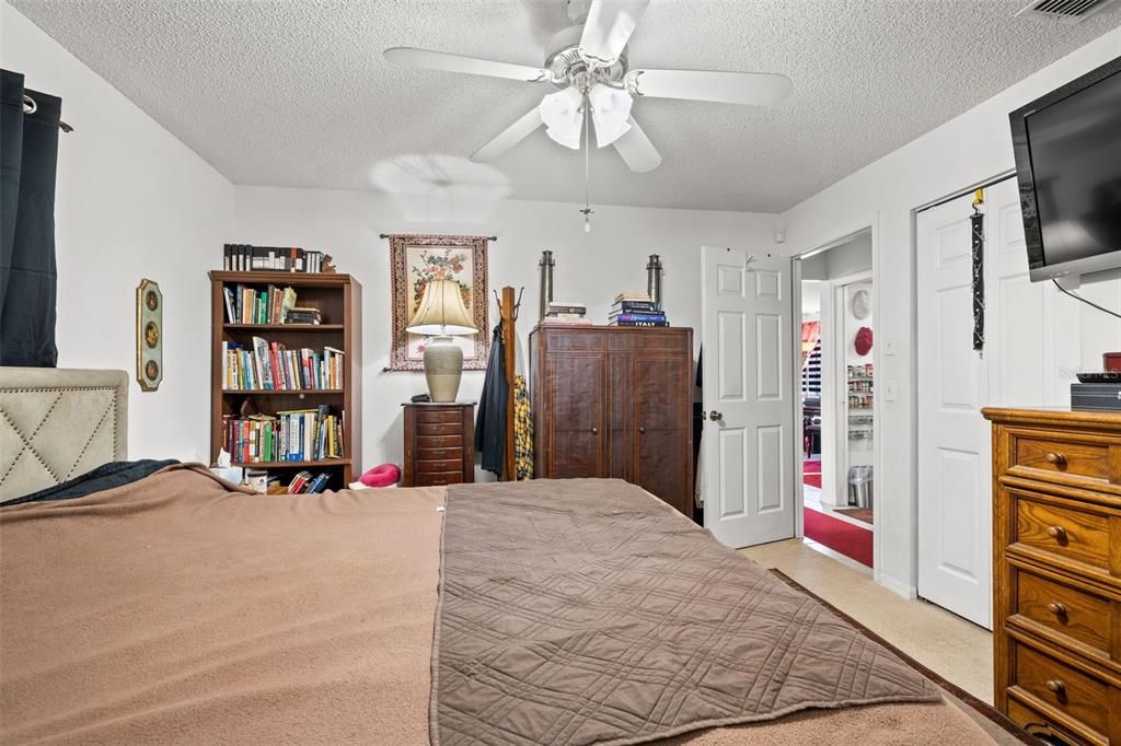 Active With Contract: $279,900 (3 beds, 2 baths, 1365 Square Feet)