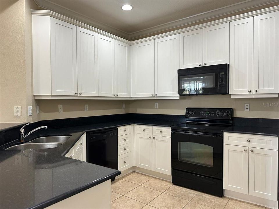 合同活跃: $2,095 (3 贝兹, 2 浴室, 1442 平方英尺)