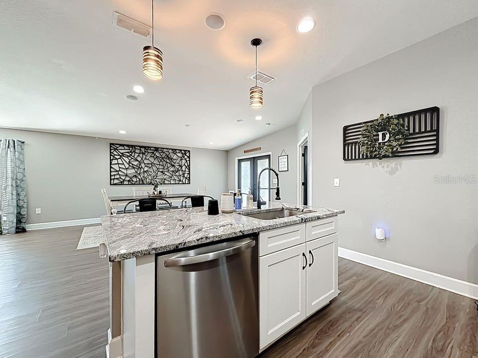 На продажу: $330,000 (3 спален, 2 ванн, 1720 Квадратных фут)