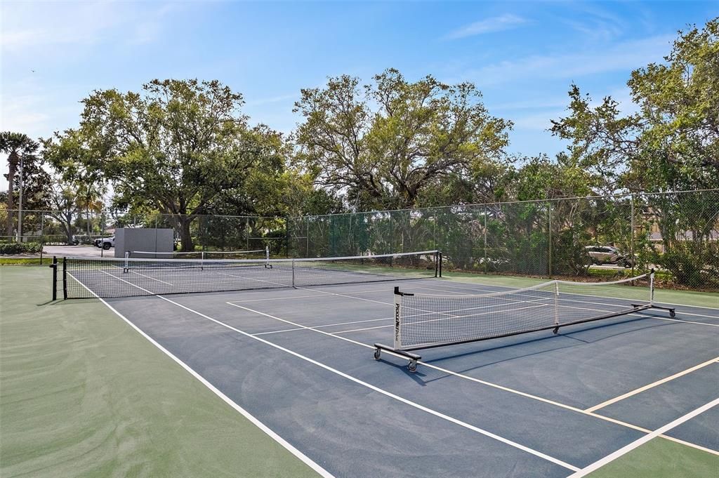 На продажу: $399,000 (2 спален, 2 ванн, 1110 Квадратных фут)