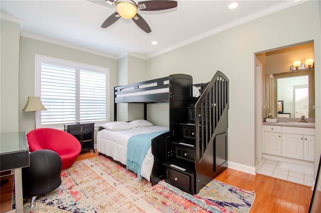 En Renta: $6,000 (3 camas, 2 baños, 2357 Pies cuadrados)