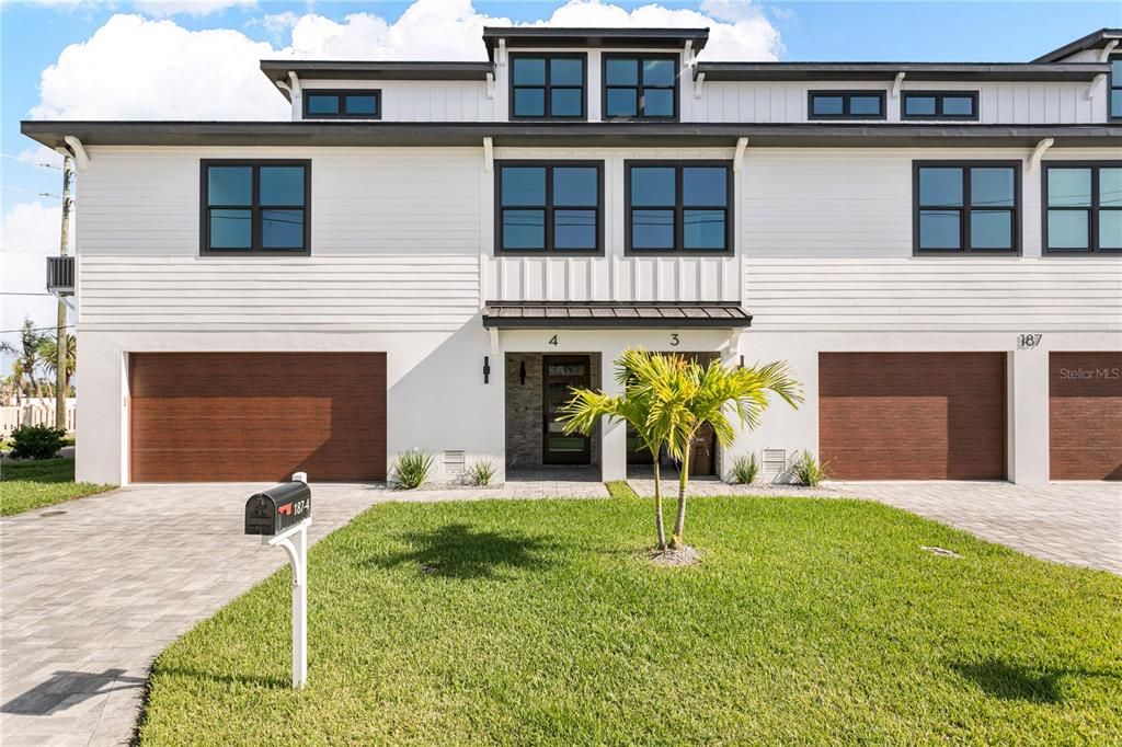 En Venta: $1,175,000 (3 camas, 3 baños, 2200 Pies cuadrados)