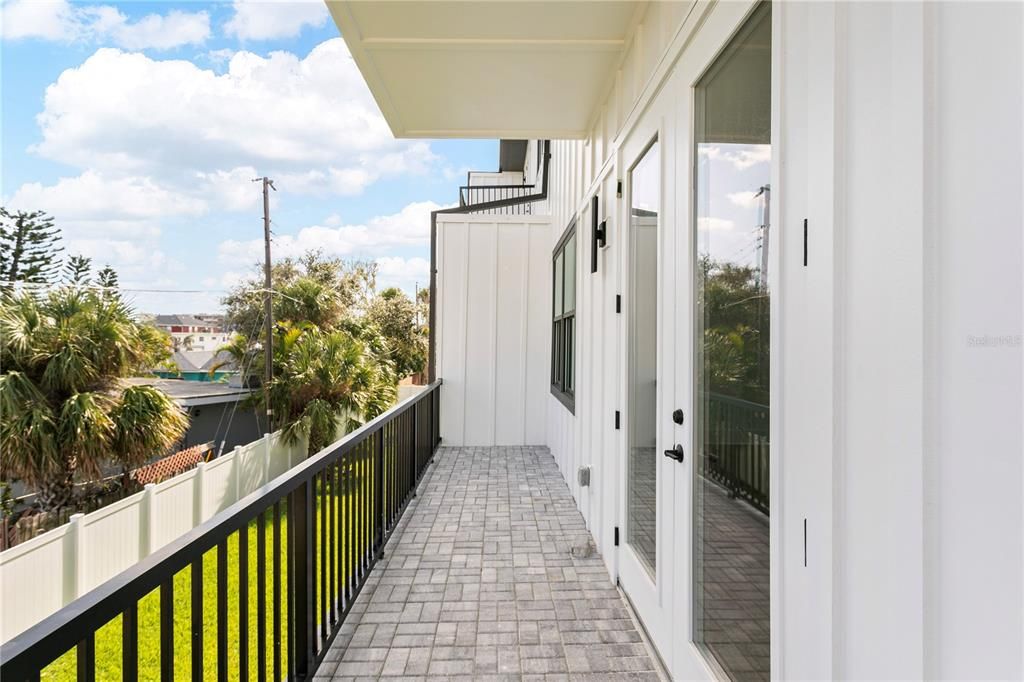 En Venta: $1,175,000 (3 camas, 3 baños, 2200 Pies cuadrados)