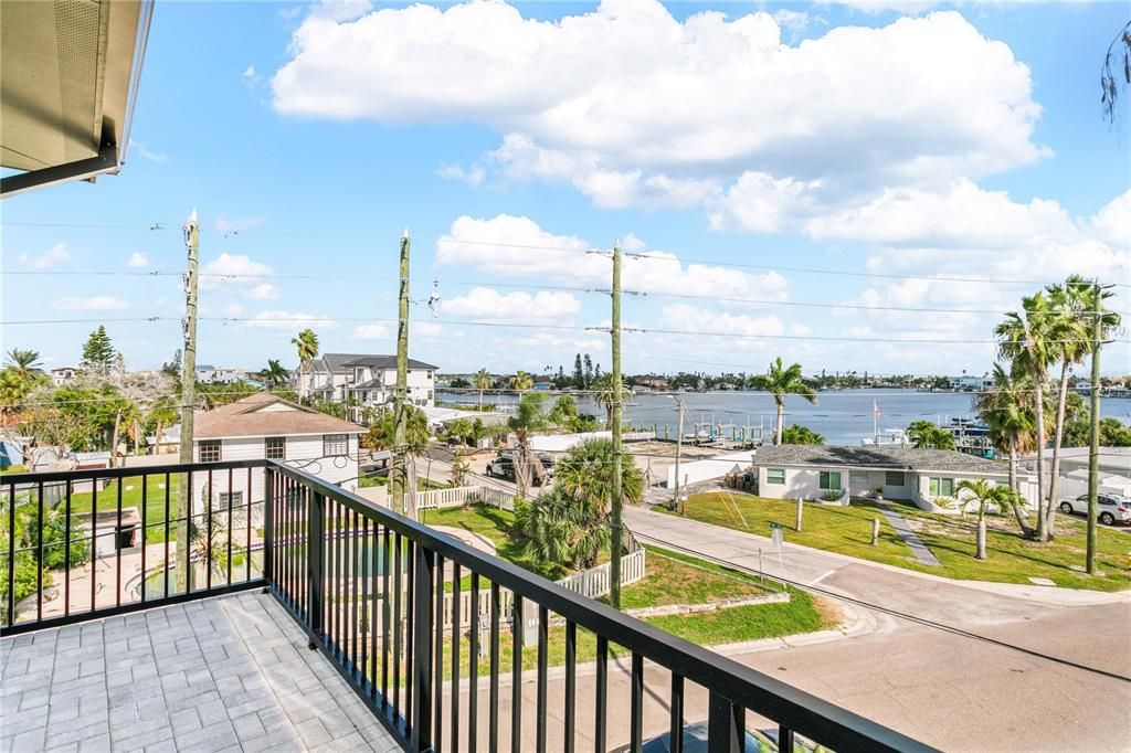 En Venta: $1,175,000 (3 camas, 3 baños, 2200 Pies cuadrados)