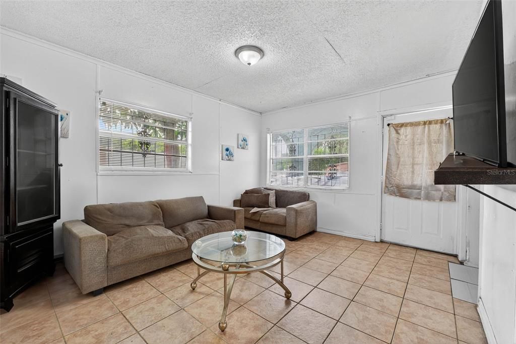 待售: $400,000 (5 贝兹, 3 浴室, 2300 平方英尺)