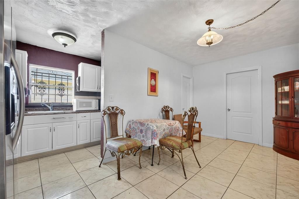 待售: $400,000 (5 贝兹, 3 浴室, 2300 平方英尺)