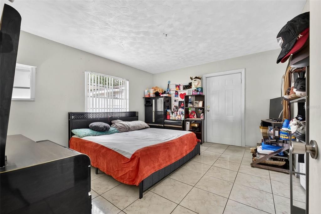 待售: $400,000 (5 贝兹, 3 浴室, 2300 平方英尺)