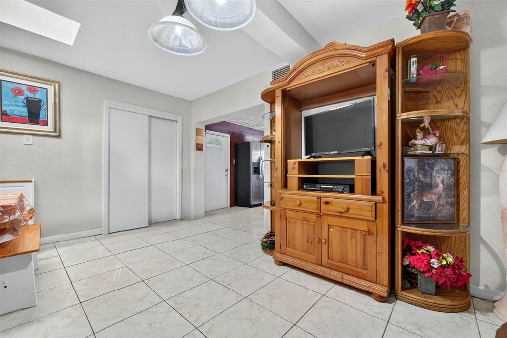 待售: $400,000 (5 贝兹, 3 浴室, 2300 平方英尺)