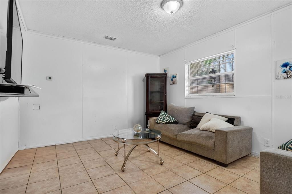 待售: $400,000 (5 贝兹, 3 浴室, 2300 平方英尺)