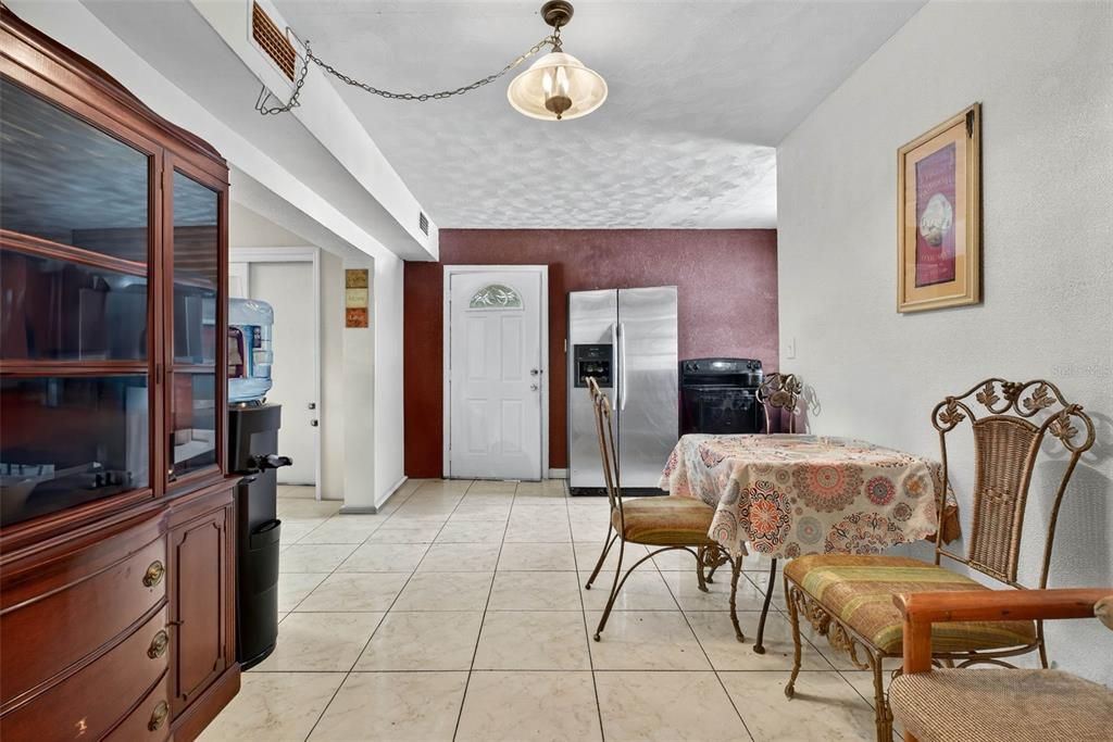 待售: $400,000 (5 贝兹, 3 浴室, 2300 平方英尺)