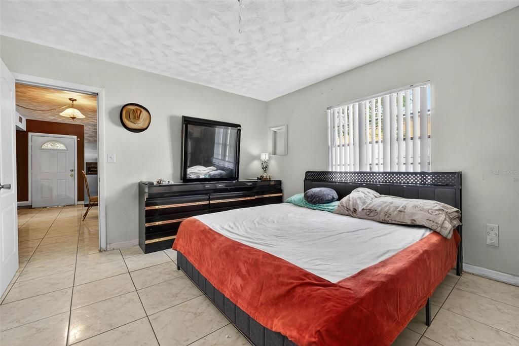 待售: $400,000 (5 贝兹, 3 浴室, 2300 平方英尺)