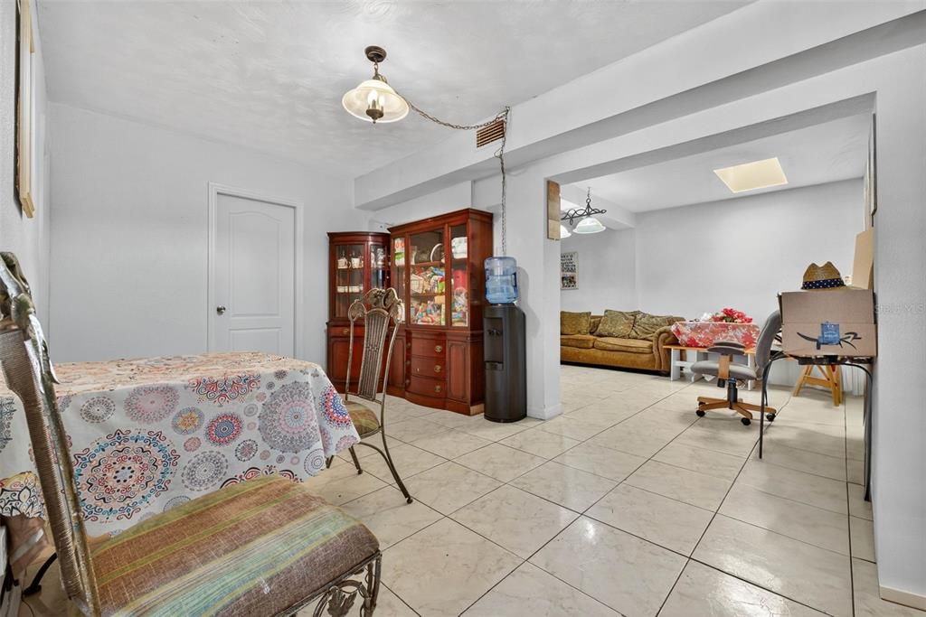 待售: $400,000 (5 贝兹, 3 浴室, 2300 平方英尺)