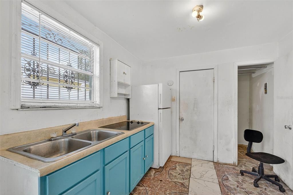 待售: $400,000 (5 贝兹, 3 浴室, 2300 平方英尺)