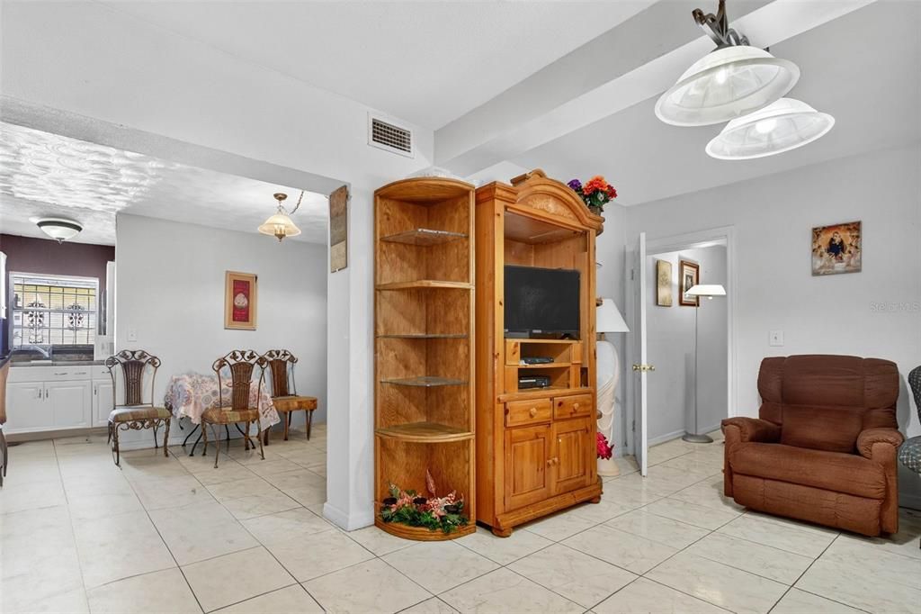 待售: $400,000 (5 贝兹, 3 浴室, 2300 平方英尺)