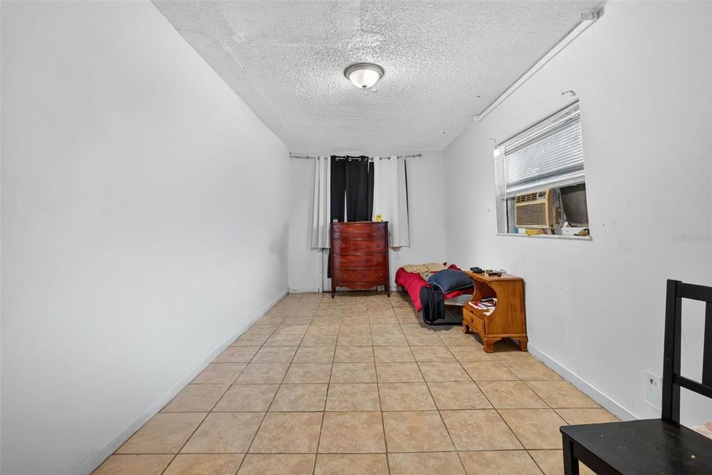 待售: $400,000 (5 贝兹, 3 浴室, 2300 平方英尺)