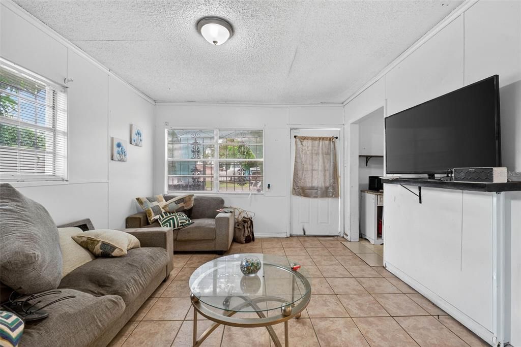 待售: $400,000 (5 贝兹, 3 浴室, 2300 平方英尺)