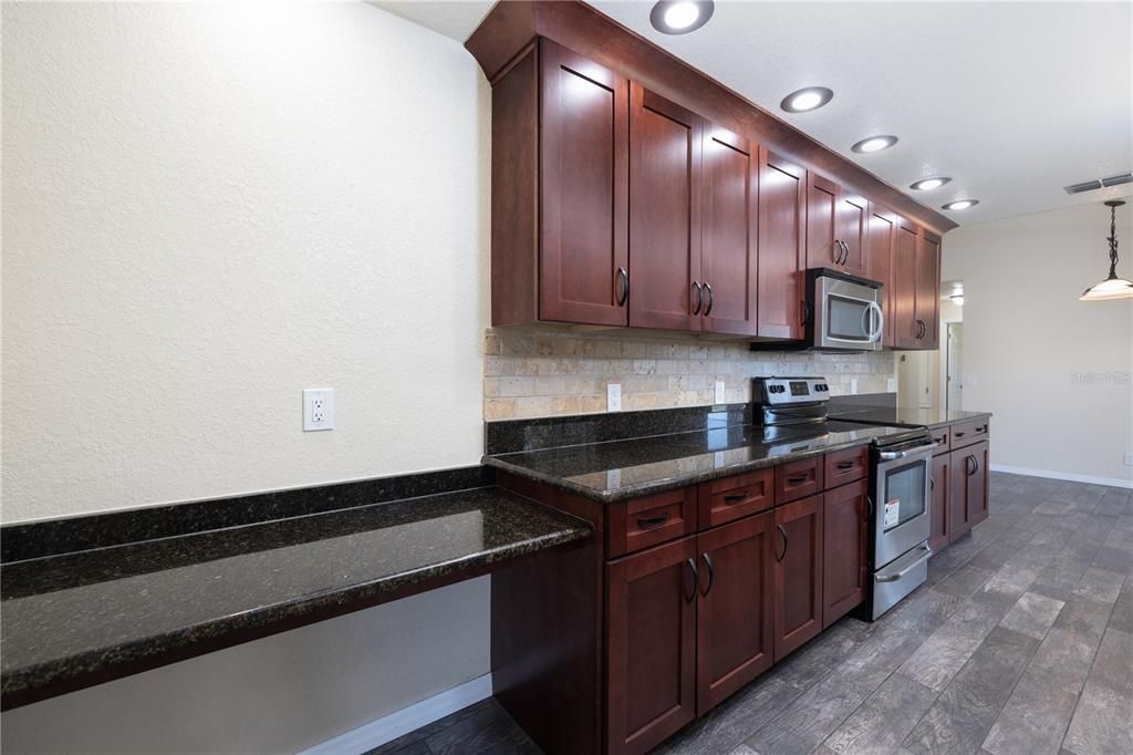 На продажу: $339,900 (4 спален, 3 ванн, 1967 Квадратных фут)