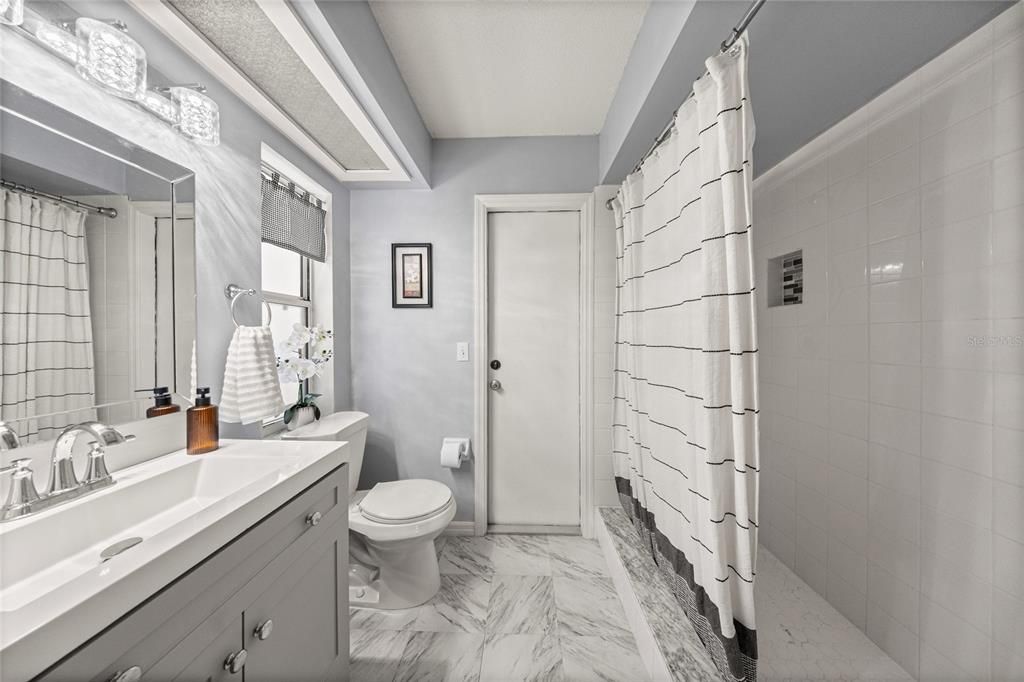 На продажу: $239,900 (2 спален, 2 ванн, 1188 Квадратных фут)