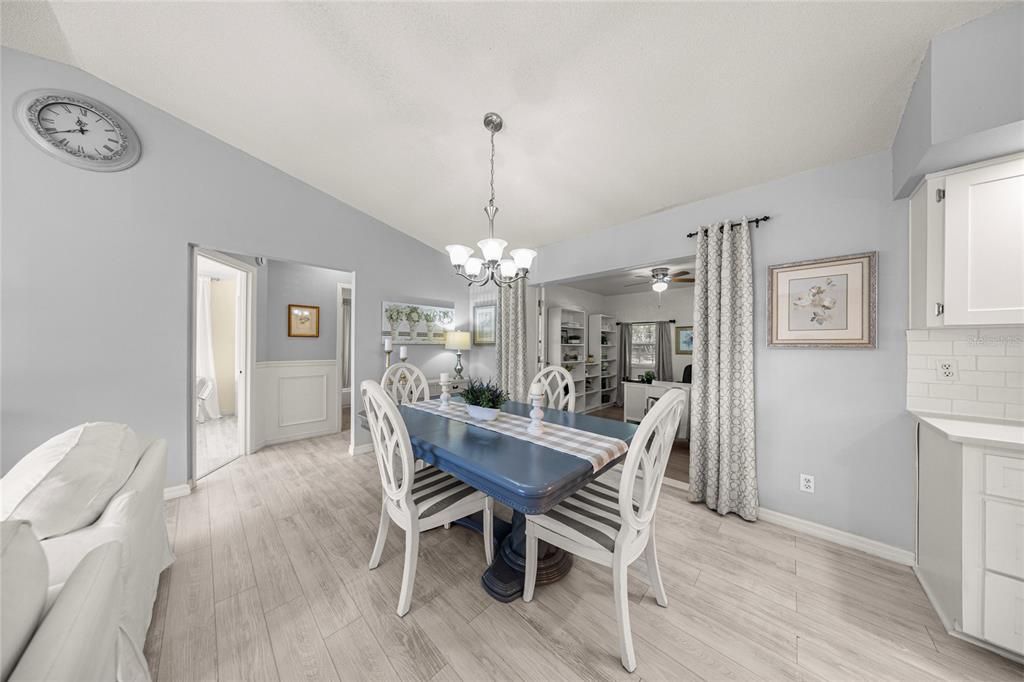 На продажу: $239,900 (2 спален, 2 ванн, 1188 Квадратных фут)