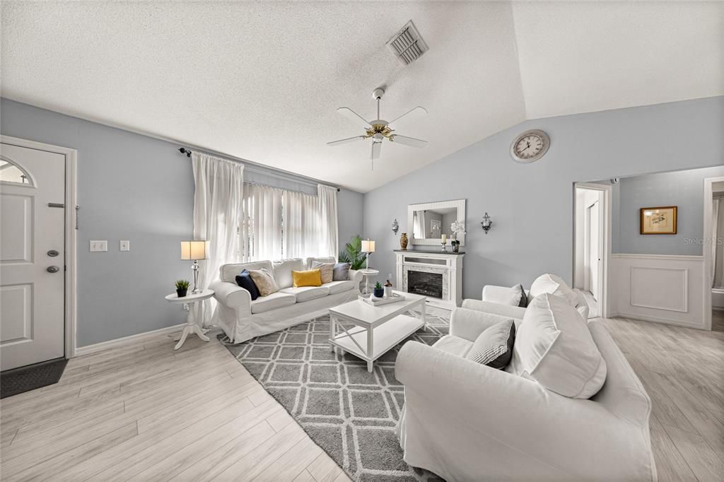 На продажу: $239,900 (2 спален, 2 ванн, 1188 Квадратных фут)