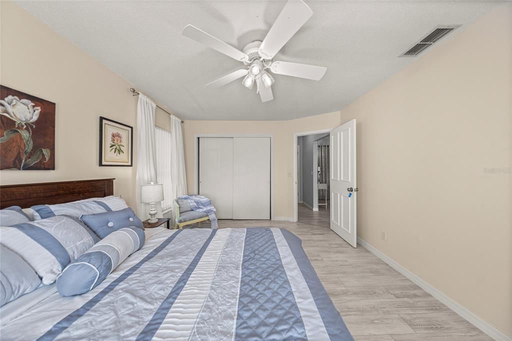 На продажу: $239,900 (2 спален, 2 ванн, 1188 Квадратных фут)