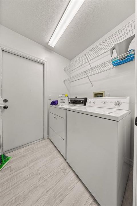 На продажу: $239,900 (2 спален, 2 ванн, 1188 Квадратных фут)