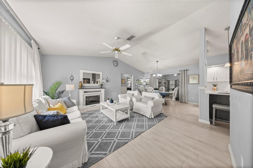 На продажу: $239,900 (2 спален, 2 ванн, 1188 Квадратных фут)