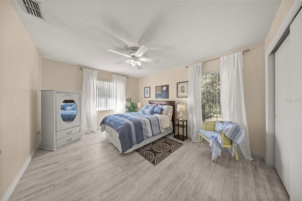 На продажу: $239,900 (2 спален, 2 ванн, 1188 Квадратных фут)