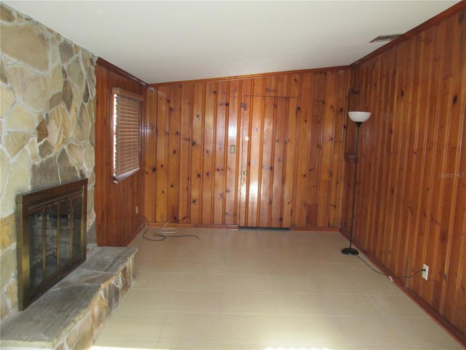 Active With Contract: $2,049 (3 beds, 1 baths, 1381 Square Feet)