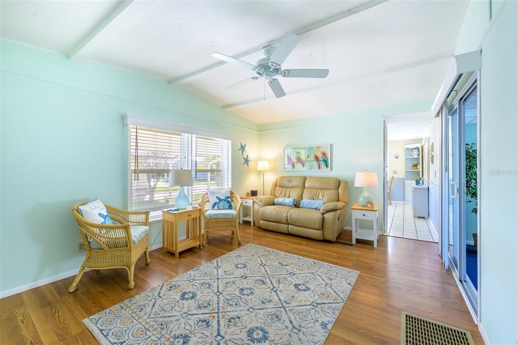 For Sale: $115,000 (1 beds, 1 baths, 624 Square Feet)