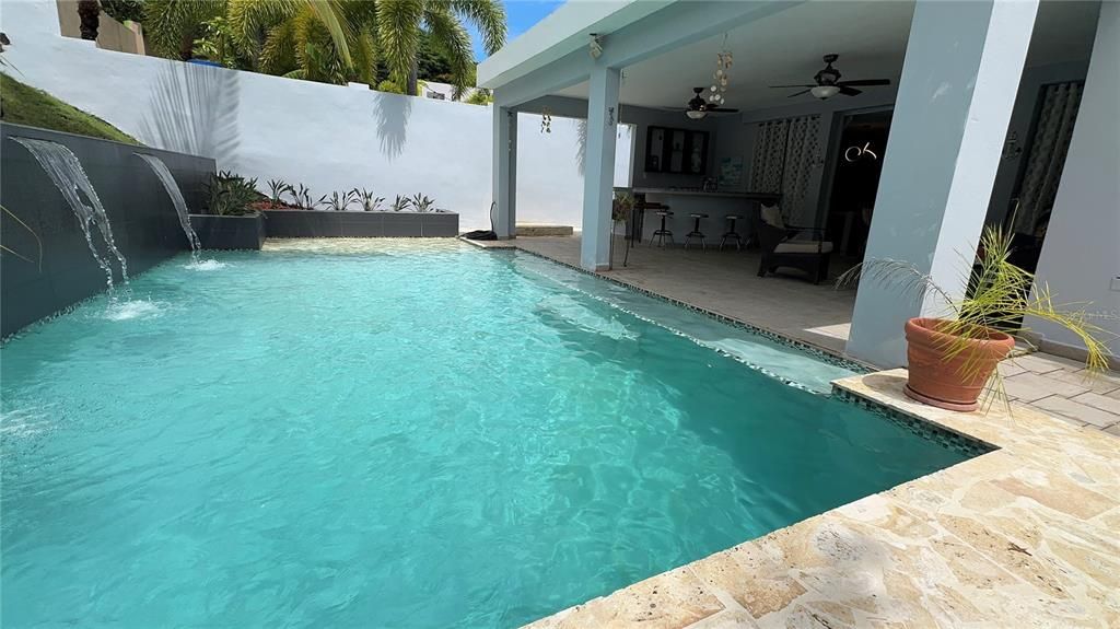 待售: $465,000 (4 贝兹, 2 浴室, 300 平方英尺)