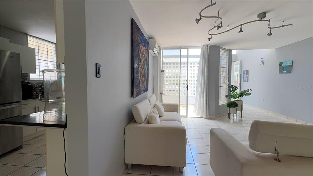 待售: $465,000 (4 贝兹, 2 浴室, 300 平方英尺)