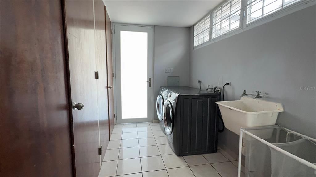 待售: $465,000 (4 贝兹, 2 浴室, 300 平方英尺)