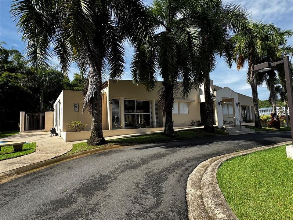 待售: $465,000 (4 贝兹, 2 浴室, 300 平方英尺)