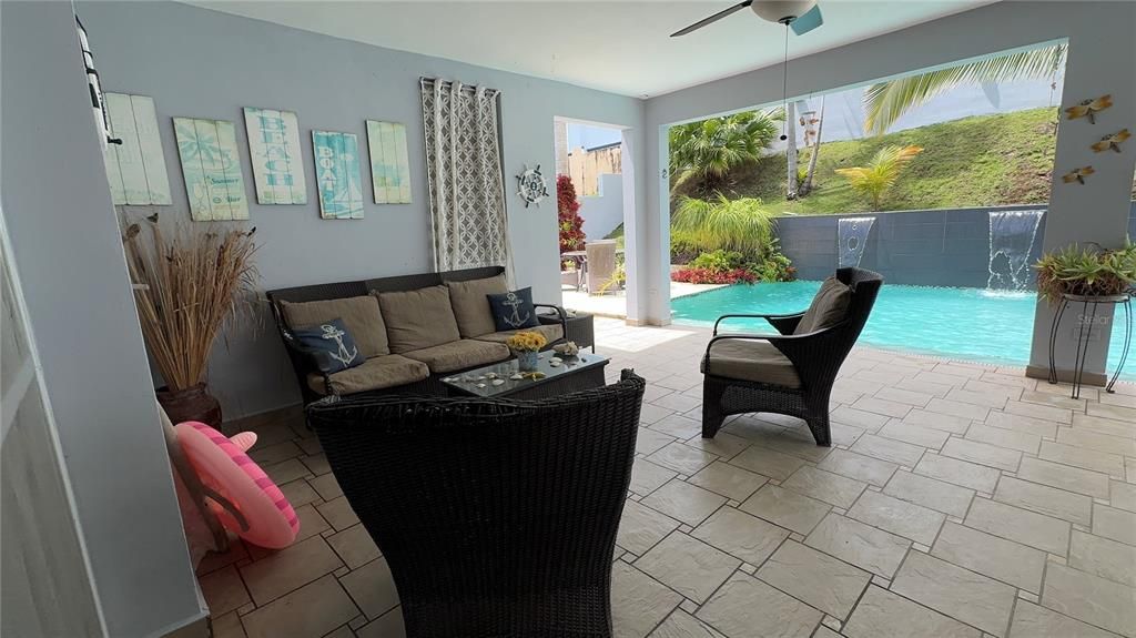 待售: $465,000 (4 贝兹, 2 浴室, 300 平方英尺)