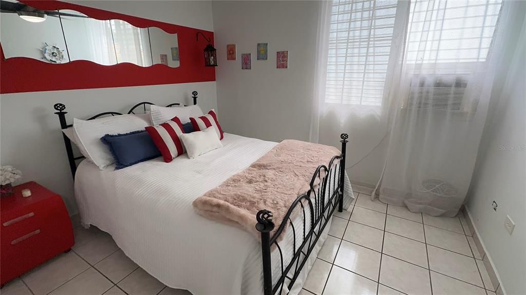 待售: $465,000 (4 贝兹, 2 浴室, 300 平方英尺)