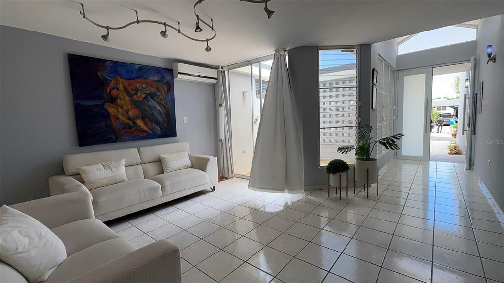 待售: $465,000 (4 贝兹, 2 浴室, 300 平方英尺)