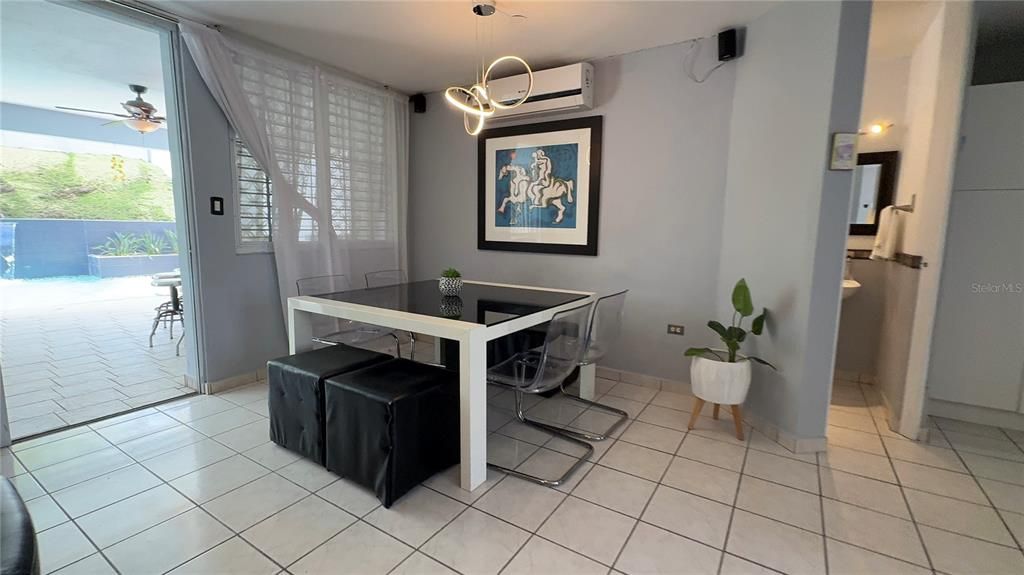 待售: $465,000 (4 贝兹, 2 浴室, 300 平方英尺)