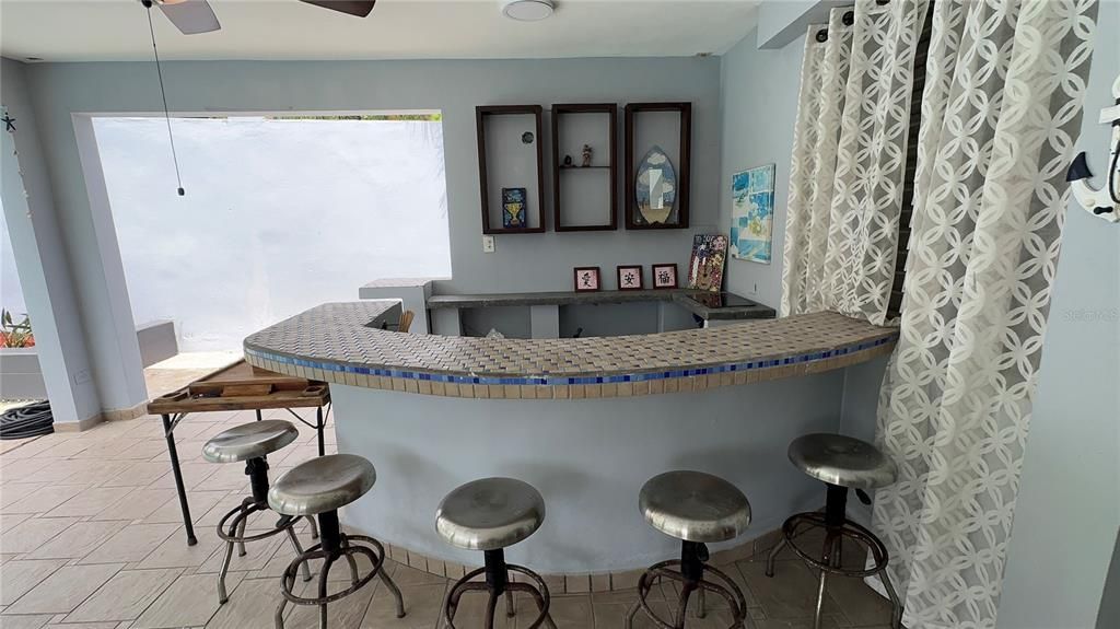 待售: $465,000 (4 贝兹, 2 浴室, 300 平方英尺)