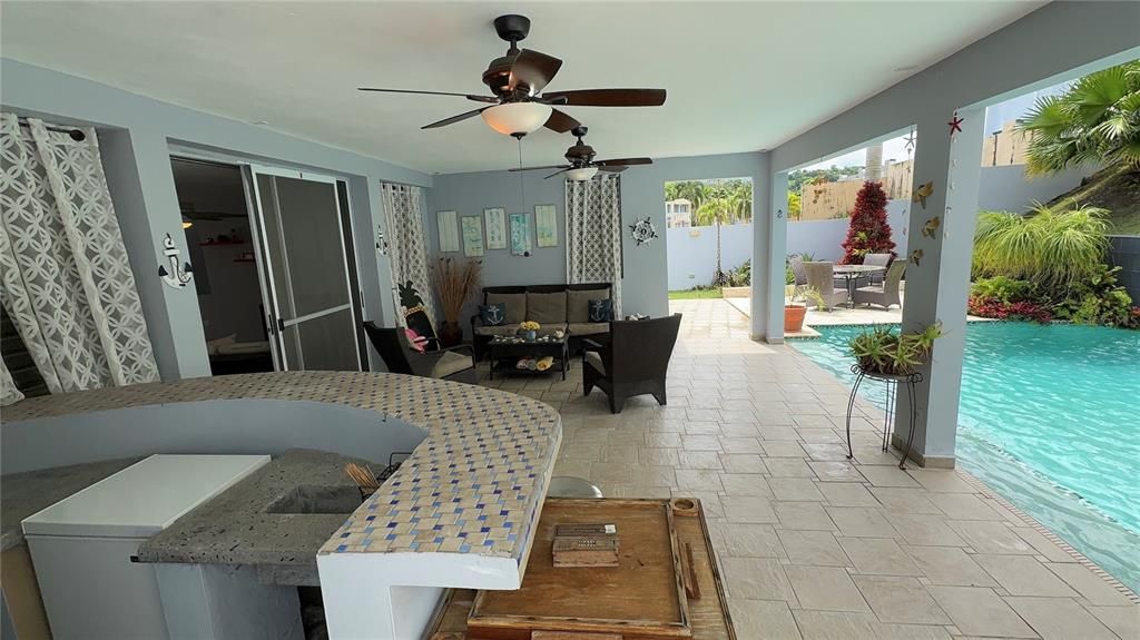 待售: $465,000 (4 贝兹, 2 浴室, 300 平方英尺)