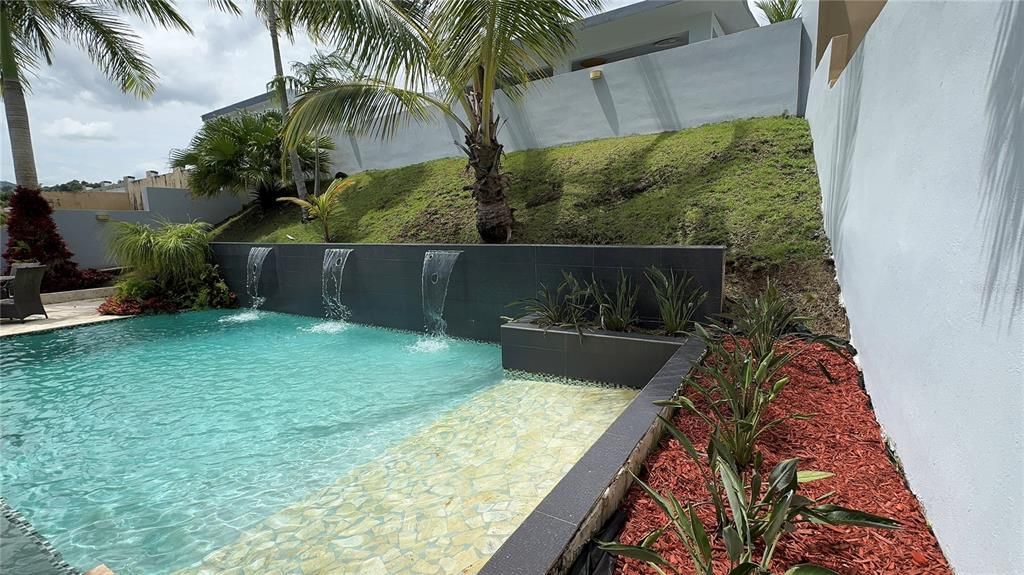 待售: $465,000 (4 贝兹, 2 浴室, 300 平方英尺)