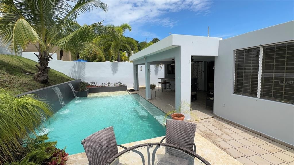 待售: $465,000 (4 贝兹, 2 浴室, 300 平方英尺)