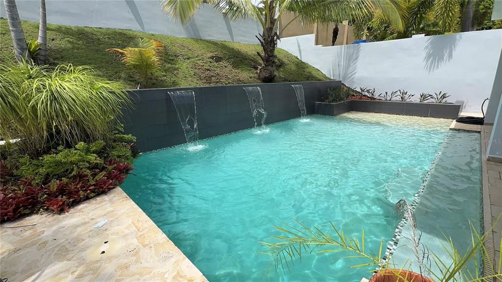 待售: $465,000 (4 贝兹, 2 浴室, 300 平方英尺)