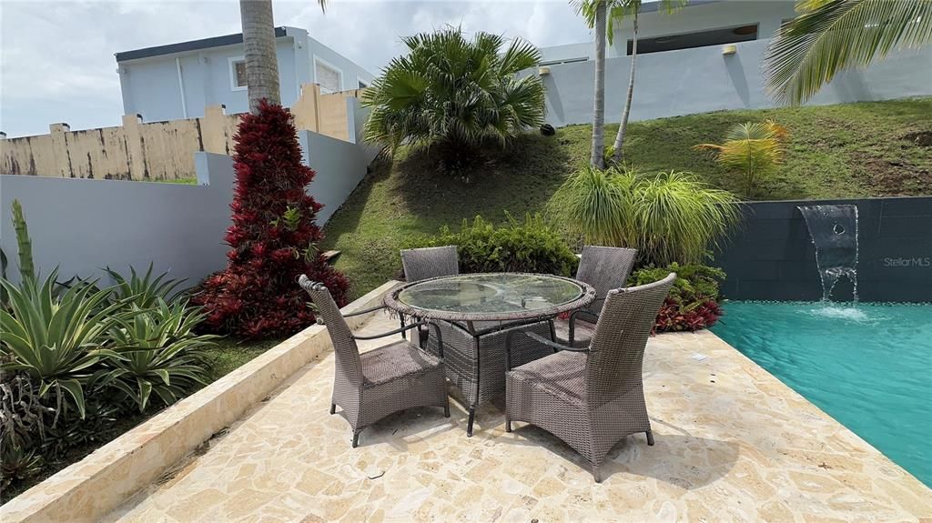 待售: $465,000 (4 贝兹, 2 浴室, 300 平方英尺)