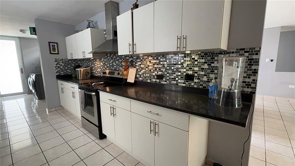 待售: $465,000 (4 贝兹, 2 浴室, 300 平方英尺)