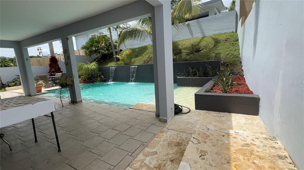 待售: $465,000 (4 贝兹, 2 浴室, 300 平方英尺)